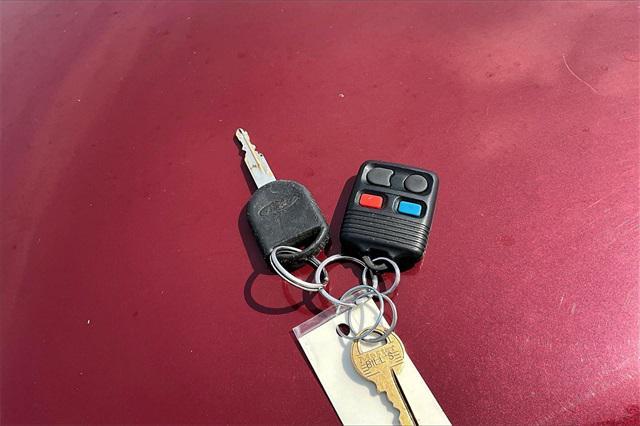 Photo of 2005 Merlot Clearcoat Metallic Ford Taurus