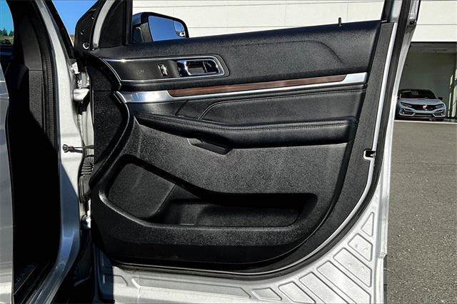 Photo of 2016 Ingot Silver Ford Explorer