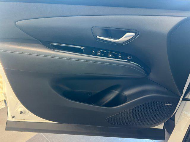 Photo of 2024 Atlas White Hyundai SANTA CRUZ