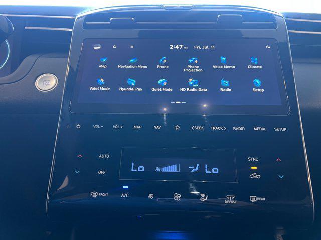 Photo of 2024 Atlas White Hyundai SANTA CRUZ
