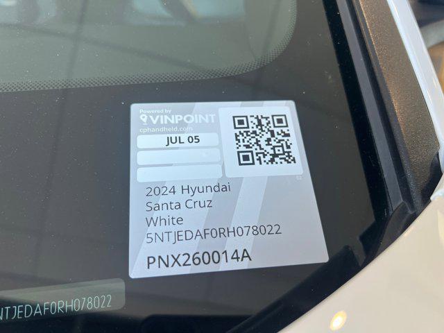 Photo of 2024 Atlas White Hyundai SANTA CRUZ