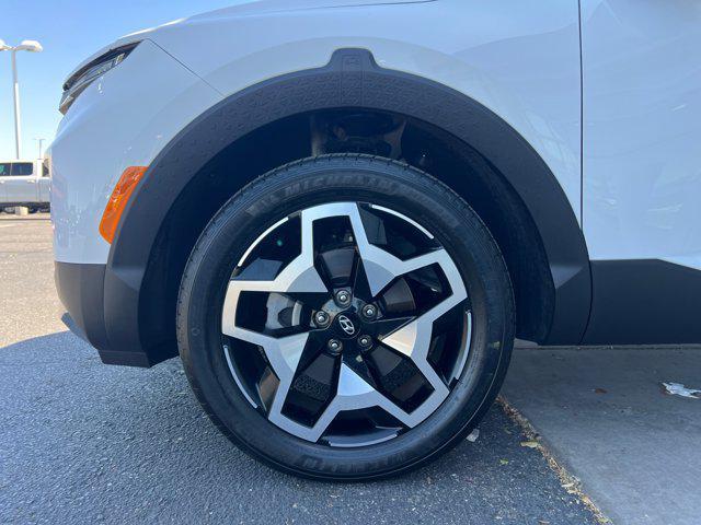 Photo of 2024 Atlas White Hyundai SANTA CRUZ