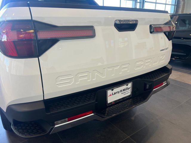Photo of 2024 Atlas White Hyundai SANTA CRUZ