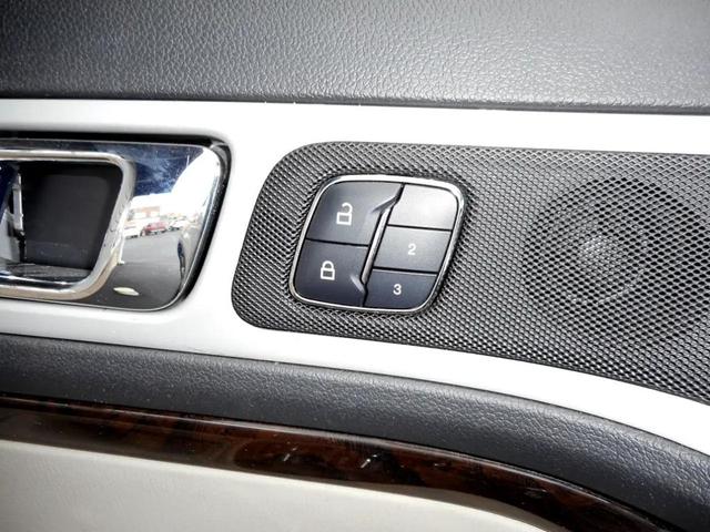 Photo of 2015 Oxford White Ford Explorer