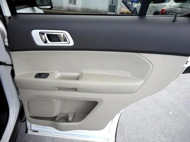 Photo of 2015 Oxford White Ford Explorer