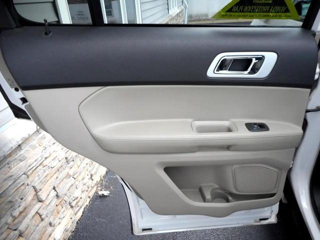 Photo of 2015 Oxford White Ford Explorer