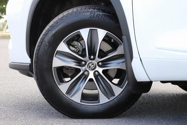 Photo of 2024 Wind Chill Pearl Toyota Highlander