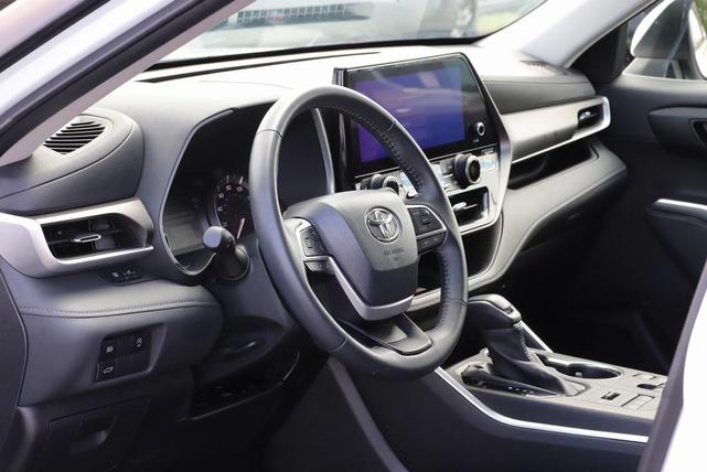 Photo of 2024 Wind Chill Pearl Toyota Highlander