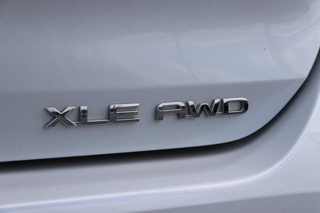 Photo of 2024 Wind Chill Pearl Toyota Highlander