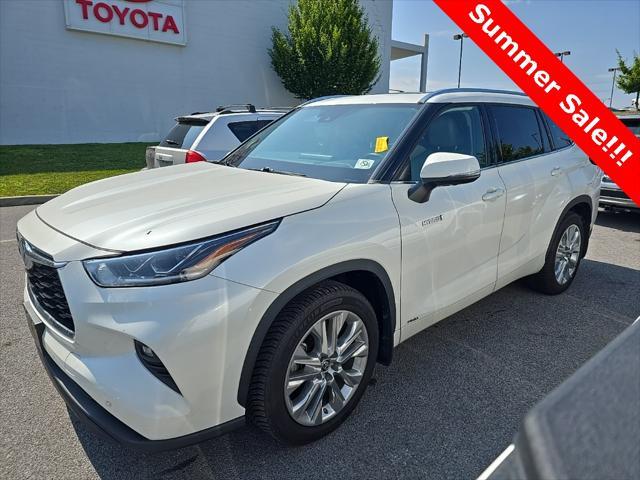 Photo of 2021 Blizzard Pearl Toyota Highlander Hybrid