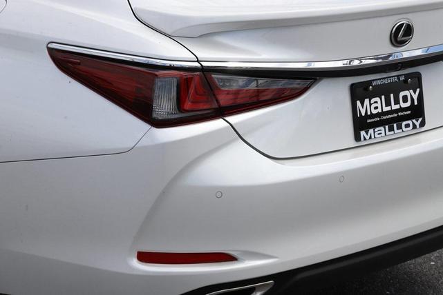 Photo of 2025 Eminent White Pearl Lexus ES 350