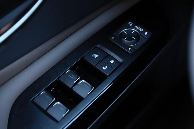 Photo of 2025 Eminent White Pearl Lexus ES 350