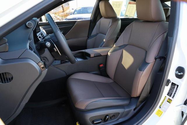 Photo of 2025 Eminent White Pearl Lexus ES 350