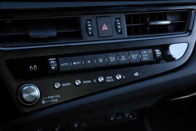 Photo of 2025 Eminent White Pearl Lexus ES 350