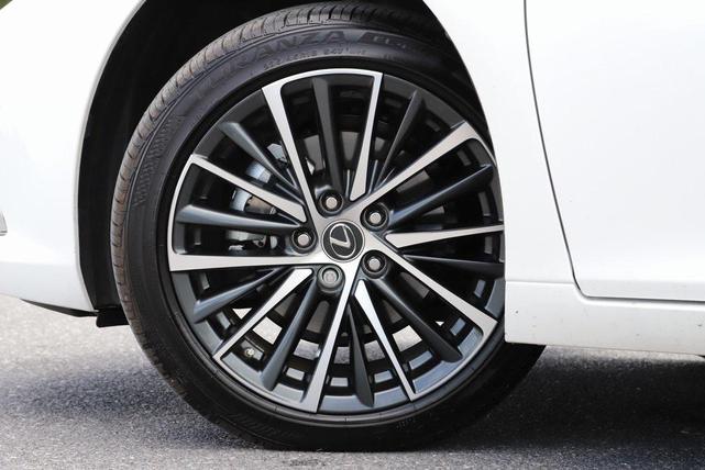 Photo of 2025 Eminent White Pearl Lexus ES 350