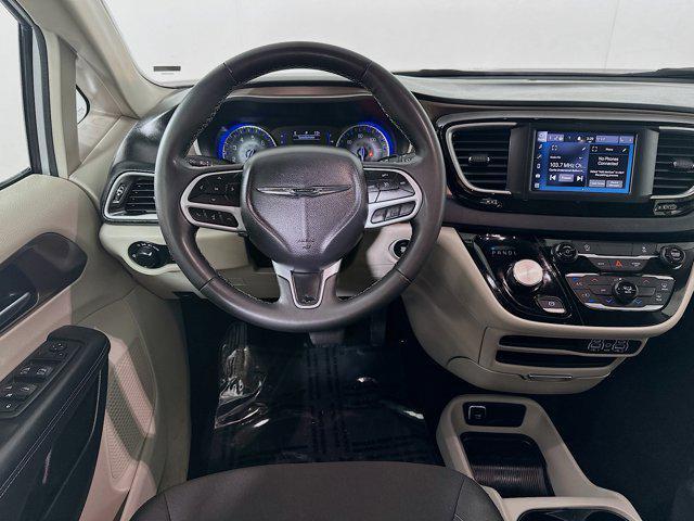Photo of 2023 Silver Mist Clearcoat Chrysler Voyager
