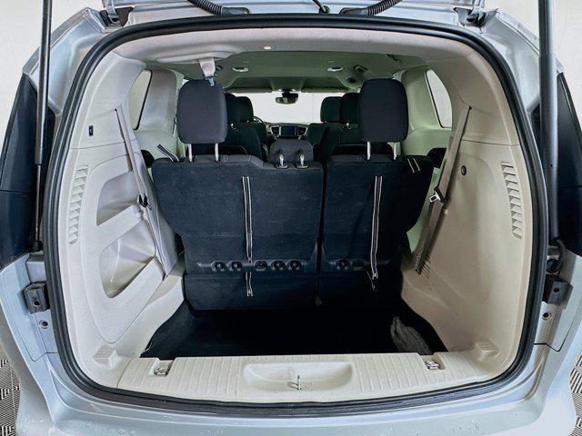 Photo of 2023 Silver Mist Clearcoat Chrysler Voyager