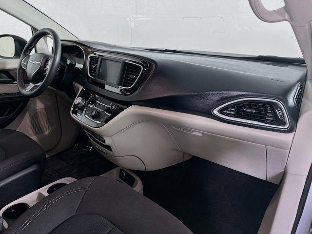 Photo of 2023 Silver Mist Clearcoat Chrysler Voyager