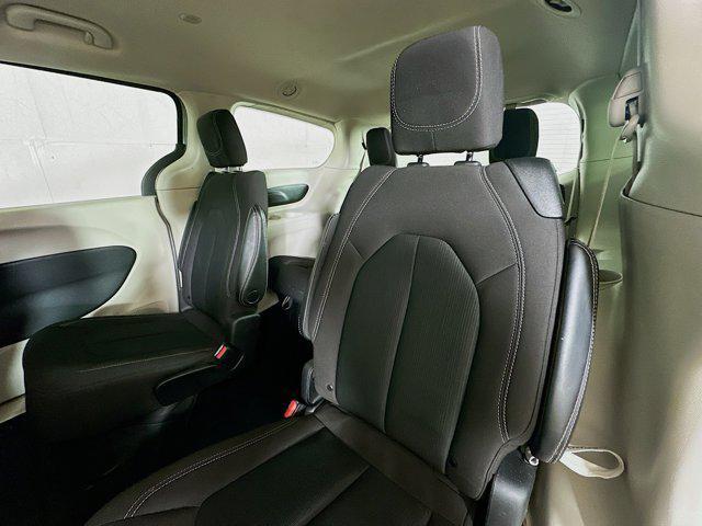 Photo of 2023 Silver Mist Clearcoat Chrysler Voyager