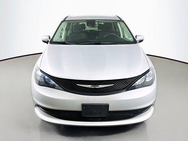Photo of 2023 Silver Mist Clearcoat Chrysler Voyager