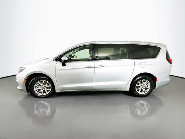 Photo of 2023 Silver Mist Clearcoat Chrysler Voyager