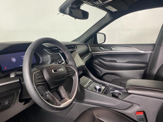 Photo of 2024 Diamond Black Jeep Grand Cherokee L
