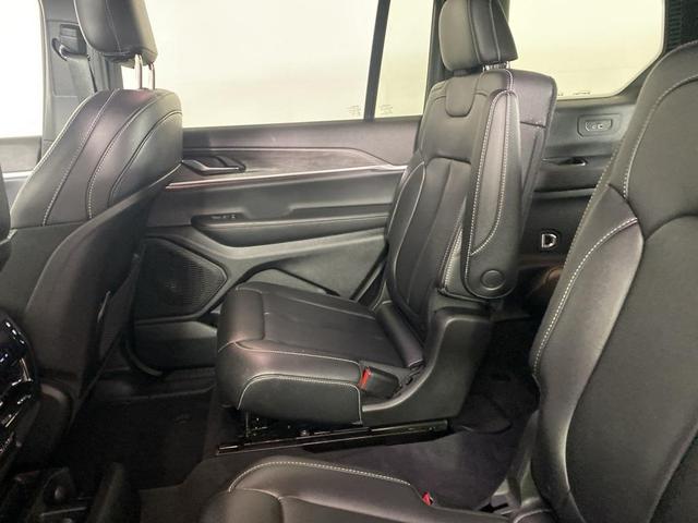 Photo of 2024 Diamond Black Jeep Grand Cherokee L