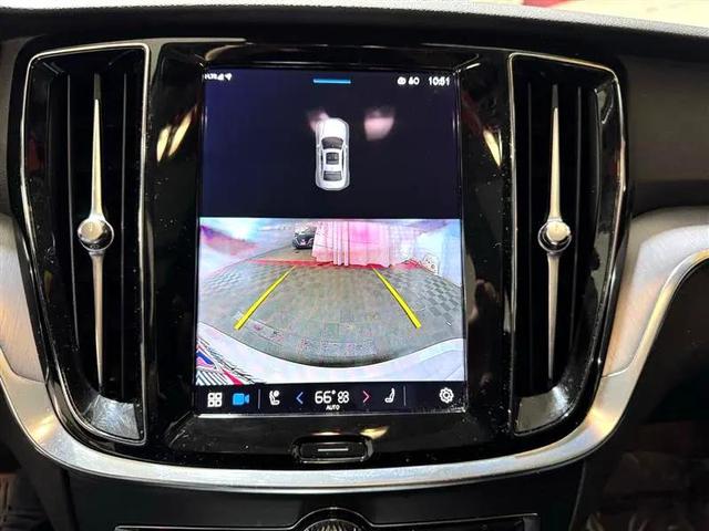 Photo of 2023 Crystal White Metallic Volvo S60