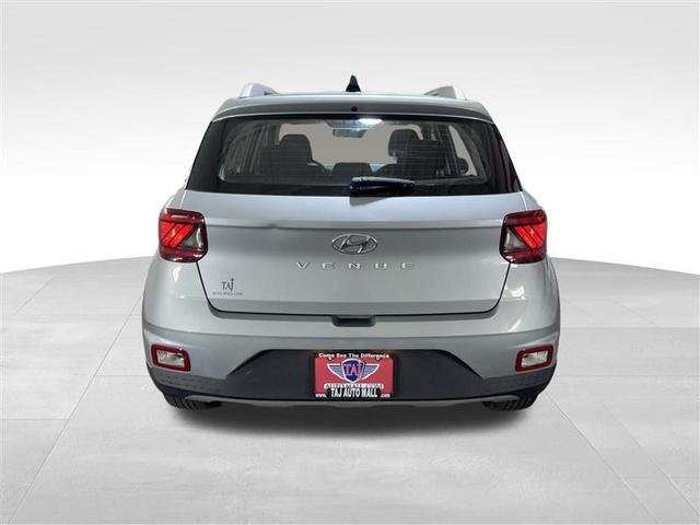 Photo of 2021 Stellar Silver Hyundai VENUE