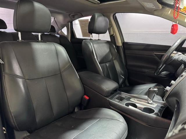 Photo of 2016 Super Black Clearcoat Nissan Altima