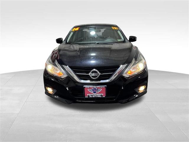 Photo of 2016 Super Black Clearcoat Nissan Altima