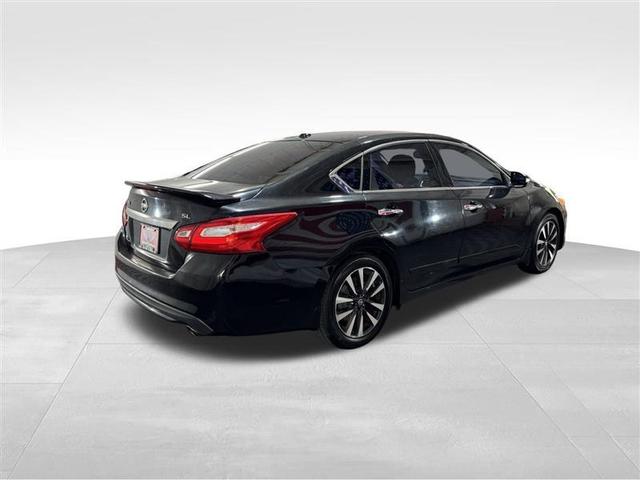 Photo of 2016 Super Black Clearcoat Nissan Altima