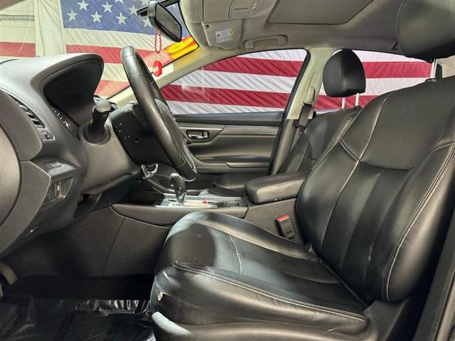 Photo of 2016 Super Black Clearcoat Nissan Altima