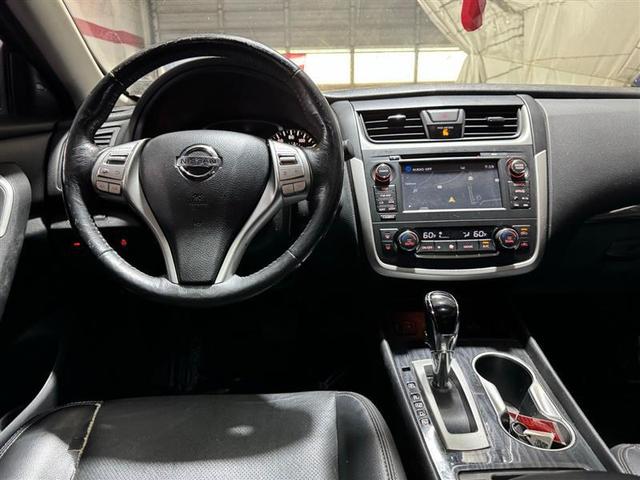 Photo of 2016 Super Black Clearcoat Nissan Altima
