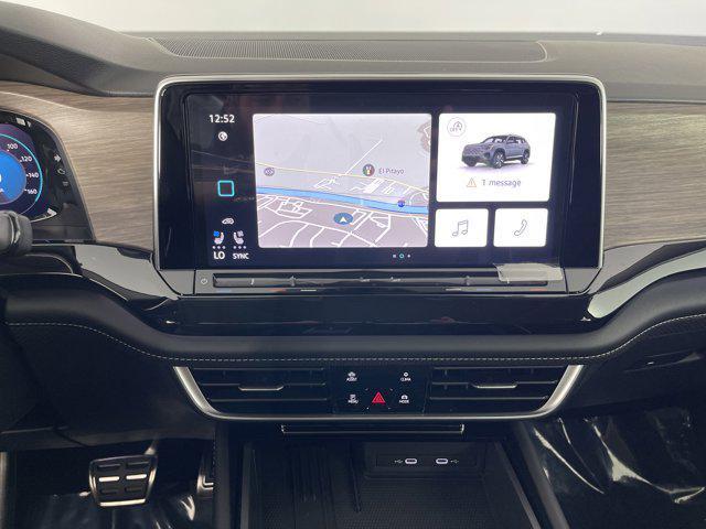 Photo of 2025 Deep Black Pearl Volkswagen Atlas