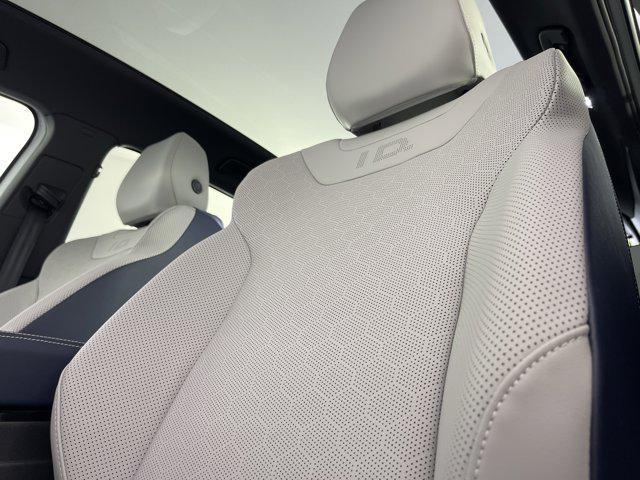 Photo of 2025 Opal White w/Black Roof Volkswagen ID.4