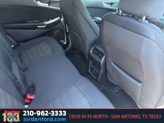 Photo of 2018 White Gold Metallic Ford Edge
