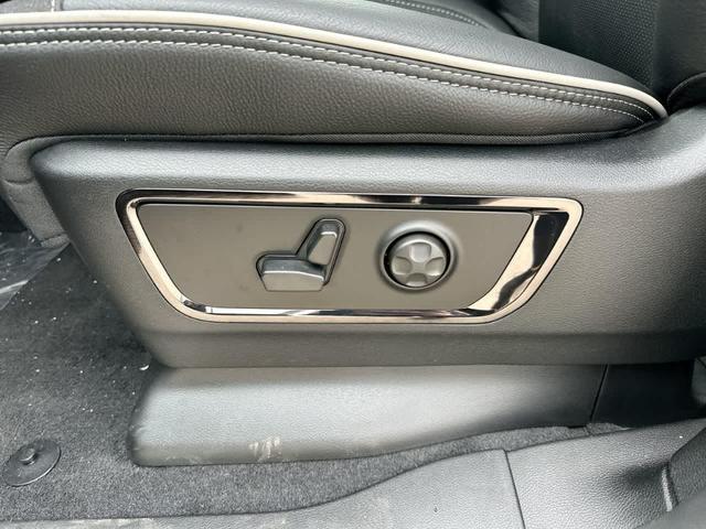 Photo of 2025 Diamond Black RAM 1500