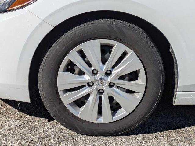 Photo of 2022 Cloud White Nissan Sentra