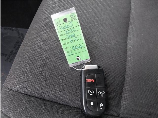 Photo of 2022 Diamond Black Crystal Pearlcoat Jeep Grand Cherokee