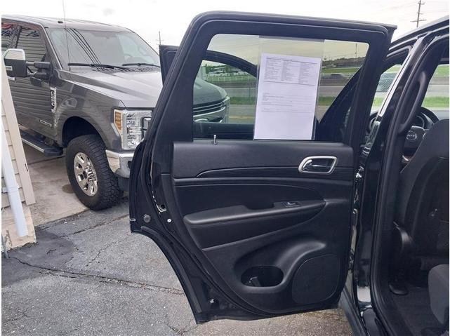 Photo of 2022 Diamond Black Crystal Pearlcoat Jeep Grand Cherokee