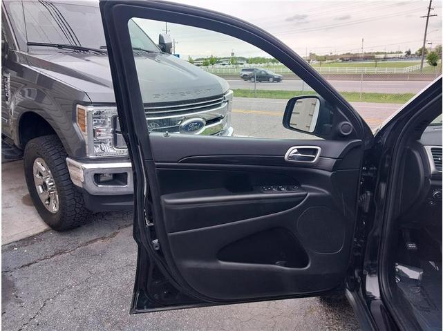 Photo of 2022 Diamond Black Crystal Pearlcoat Jeep Grand Cherokee