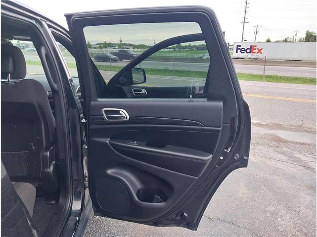 Photo of 2022 Diamond Black Crystal Pearlcoat Jeep Grand Cherokee
