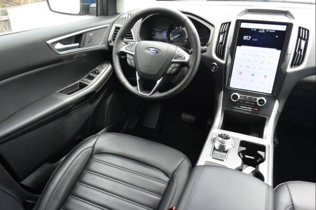 Photo of 2024 Blue Ford Edge