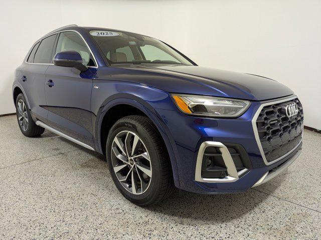Photo of 2025 Navarra Blue Metallic Audi Q5