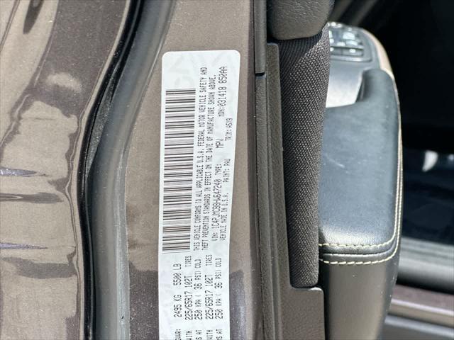 Photo of 2017 Granite Crystal Metallic Clearcoat Jeep Cherokee