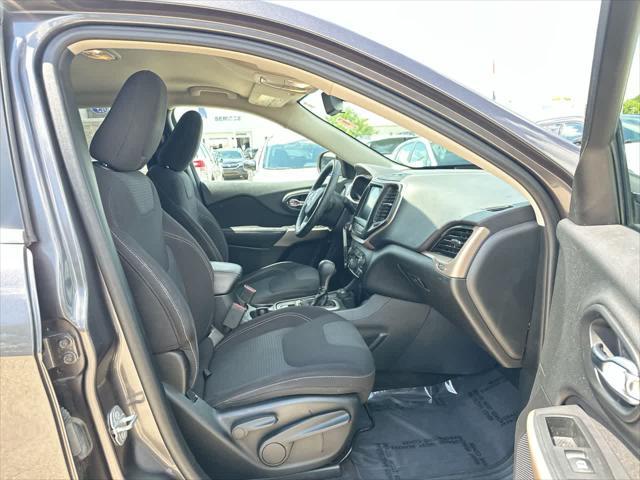 Photo of 2017 Granite Crystal Metallic Clearcoat Jeep Cherokee