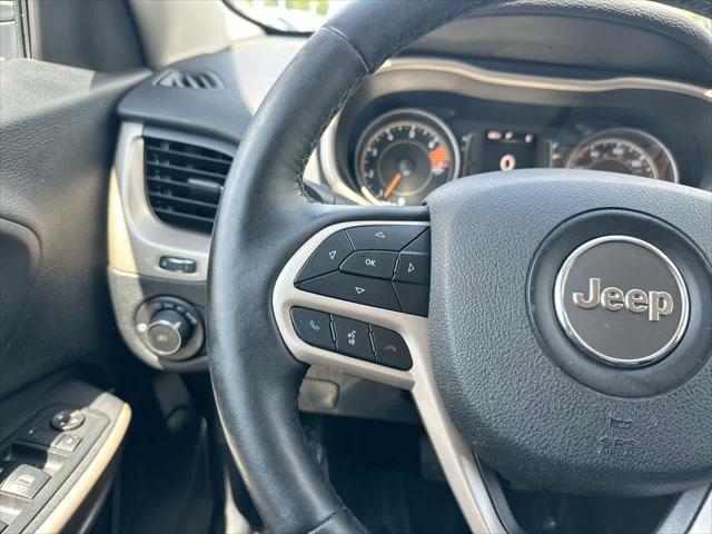 Photo of 2017 Granite Crystal Metallic Clearcoat Jeep Cherokee