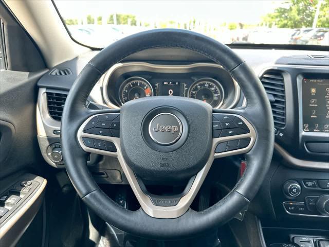 Photo of 2017 Granite Crystal Metallic Clearcoat Jeep Cherokee