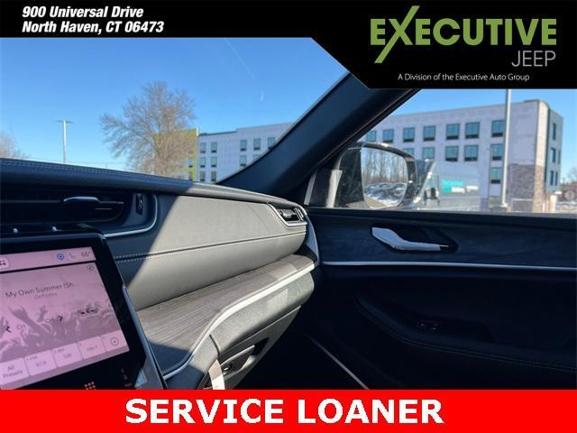 Photo of 2025 Bright White Clearcoat Jeep Grand Cherokee
